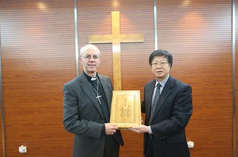   丘仲辉董事长向大主教赠送圣经。（图：爱德基金会）
